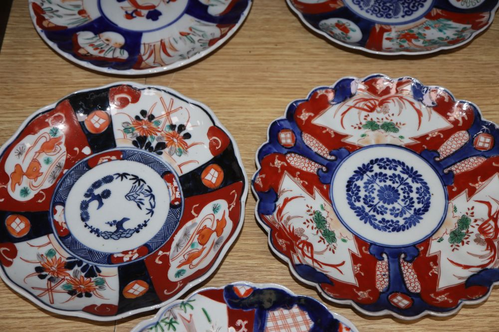 Five Japanese Imari dishes, diameter 22cm